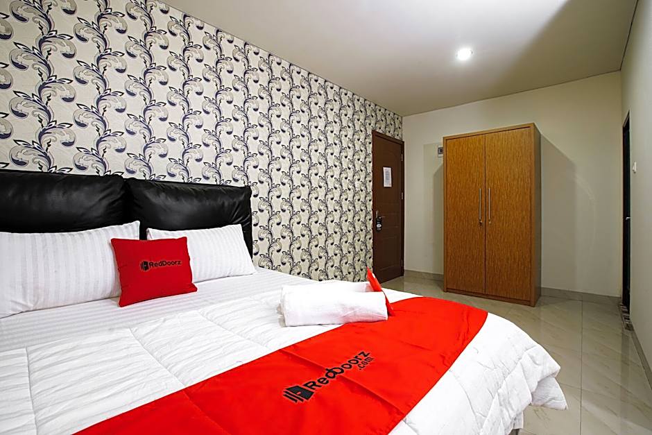 RedDoorz near Palembang Trade Center 3