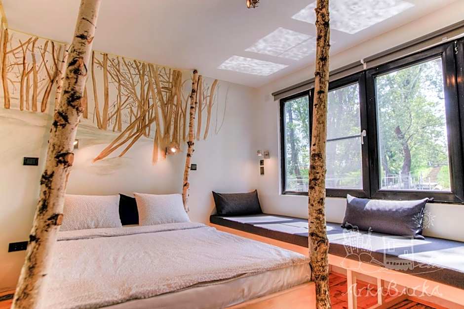 ArkaBarka Floating Hostel