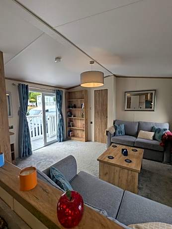 SPACIOUS COMFORTABLE HOLIDAY HOME WITH UNIQUE LAYOUT ON 5 Star SHOREFIELD HOLIDAY PARK