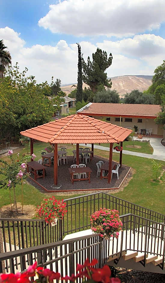 Shaar Hagolan Kibbutz Country Lodging