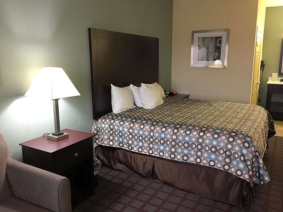 Pearsall Inn and Suites