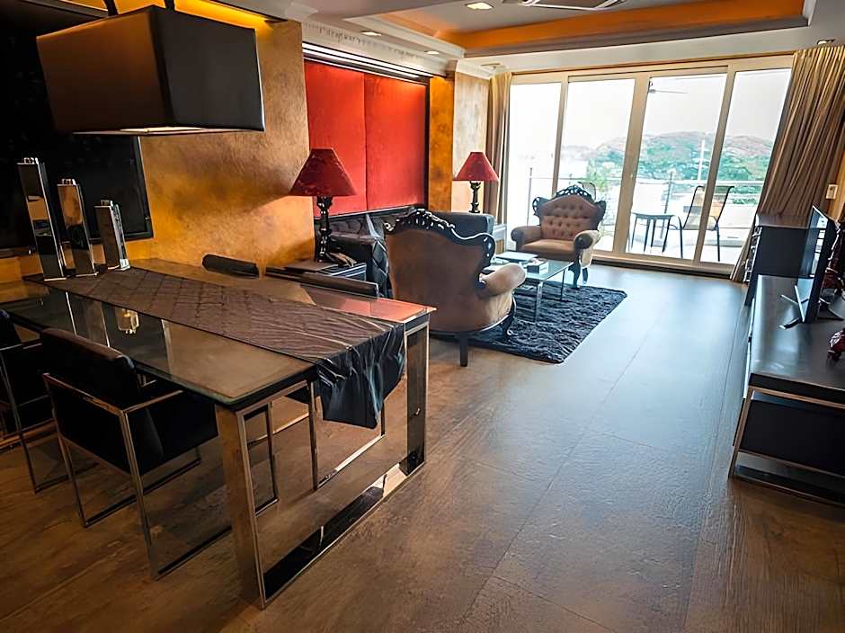 Fields Plaza Suites Condo-Hotel