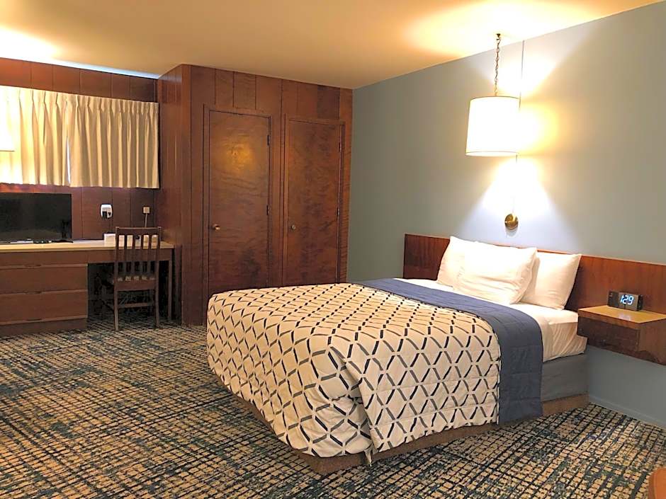 Curly Redwood Lodge
