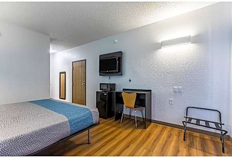 1 King Bed | Mobil Access Tub Nsmk Micfridg