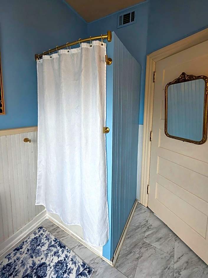 The Kings Throne Inn and Guest House