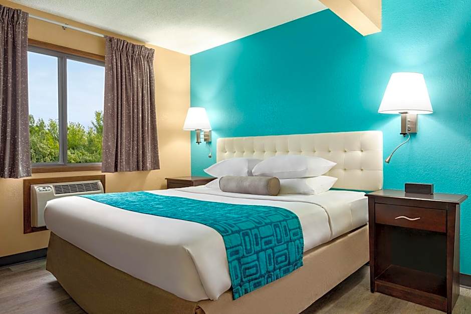Howard Johnson by Wyndham Waterloo/Cedar Falls