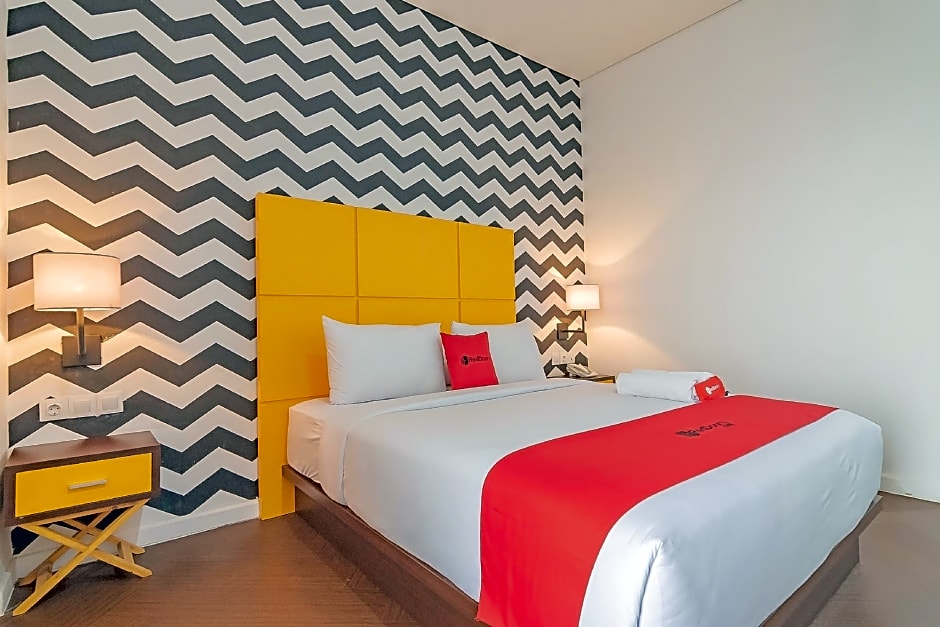 RedDoorz Premium @ Hotel Hebat