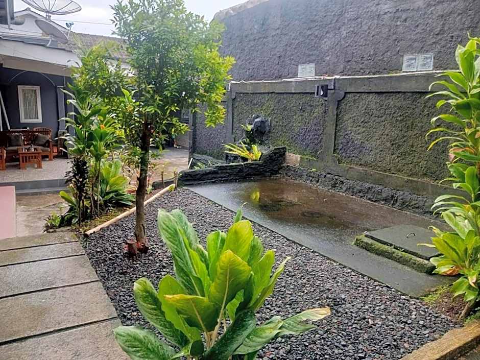 Aqilakost n Cafe Gadog Puncak