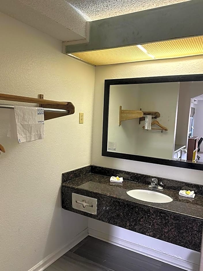 Quality Inn & Suites Decatur Priceville I-65
