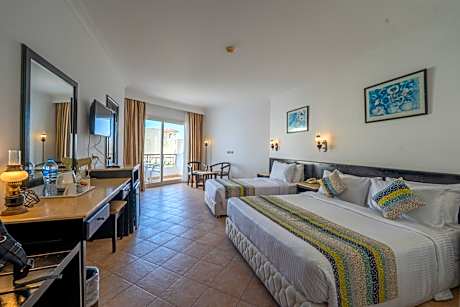 Family Deluxe, Queen or Twin, Garden View