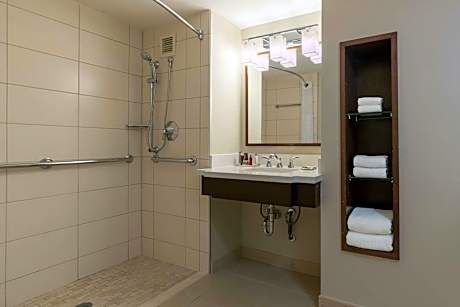 M Club lounge access, 1 Bedroom Suite, 2 Queen, Roll-in Shower