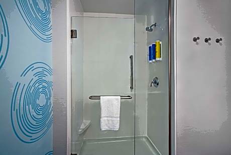 Queen Room with Two Queen Beds and Roll-In Shower - Mobility Access