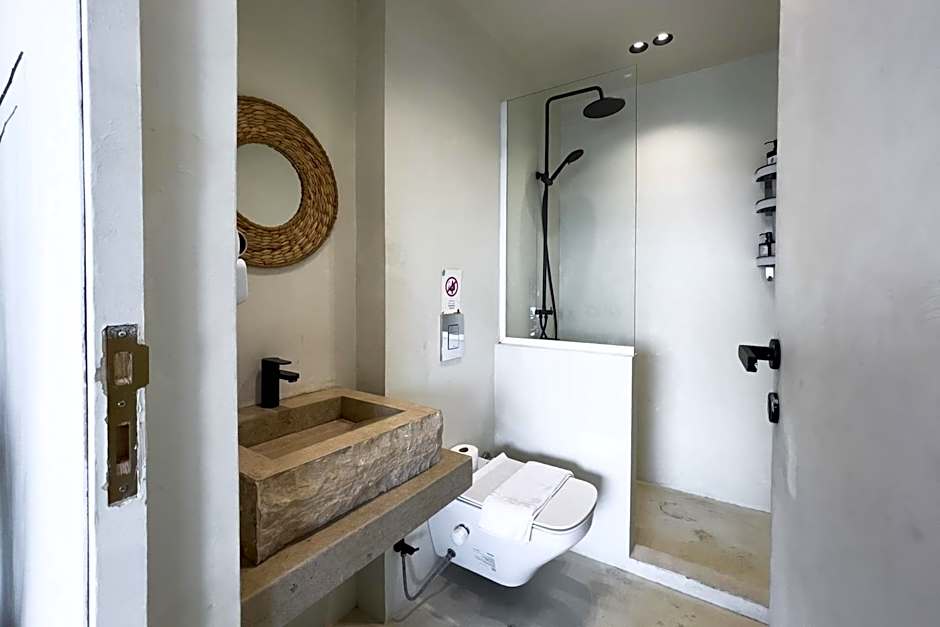 The Pyramids Horizon Studio w Bathtub