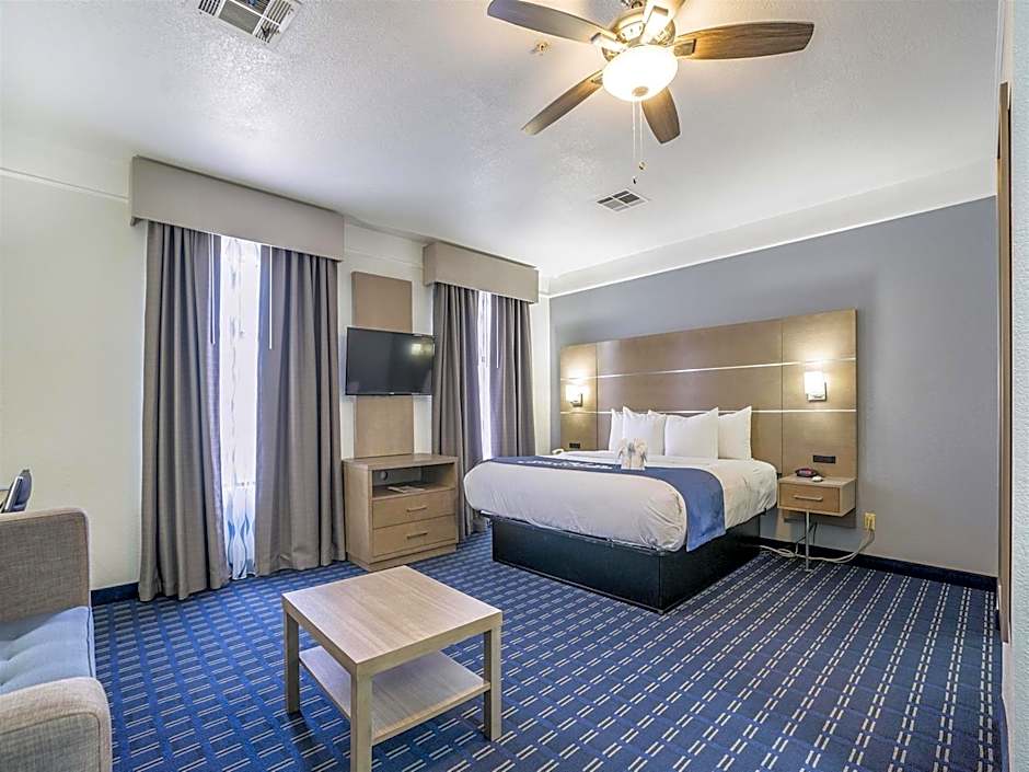 Days Inn & Suites by Wyndham Webster NASA-ClearLake-Houston
