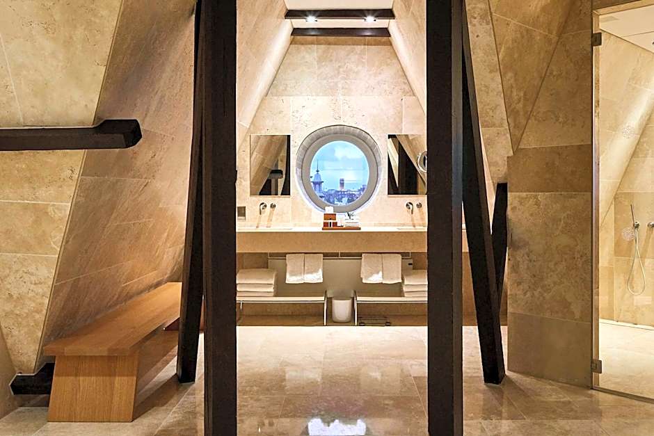 Zdjęcie 1 z 6 — Tower Suite