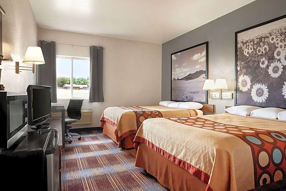 Super 8 by Wyndham Holton