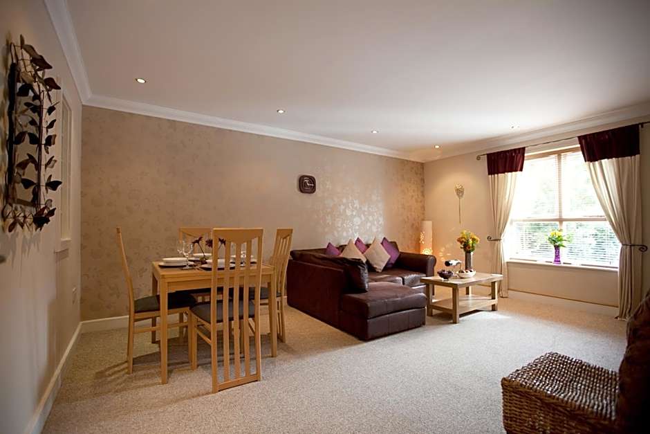 Riverbank View Three Bedroom Apartment with Free Parking