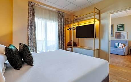 The Flight (2 adults) - Lateral Sea View