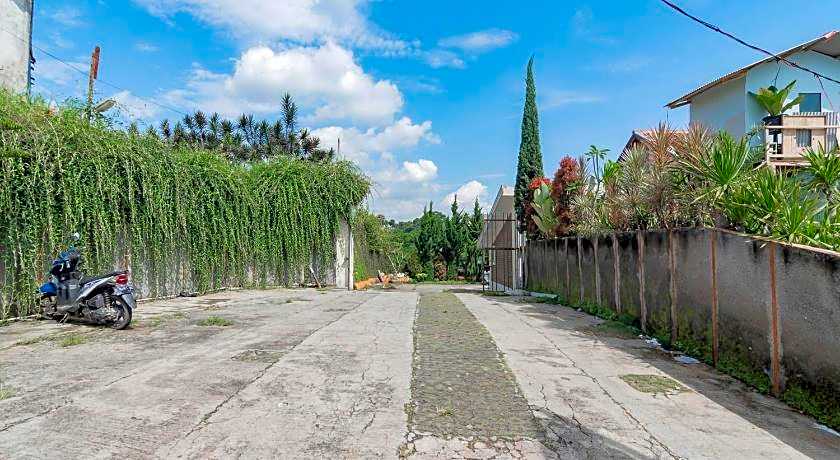 RedDoorz near Farmhouse Lembang