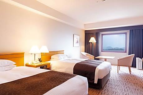 Deluxe Twin Room - Airport View - Non-Smoking