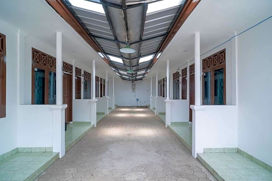 RedDoorz Near Bundaran Ciceri