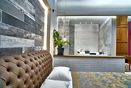 Deluxe Suite Ground Floor with Spa Bath