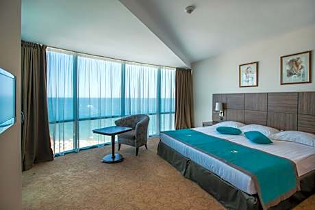 One-Bedroom Suite with Balcony (2 Adults +  2 Children up to 12 years old) - Free Mini-bar Drinks