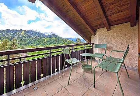Two-Bedroom Apartment with Mountain View