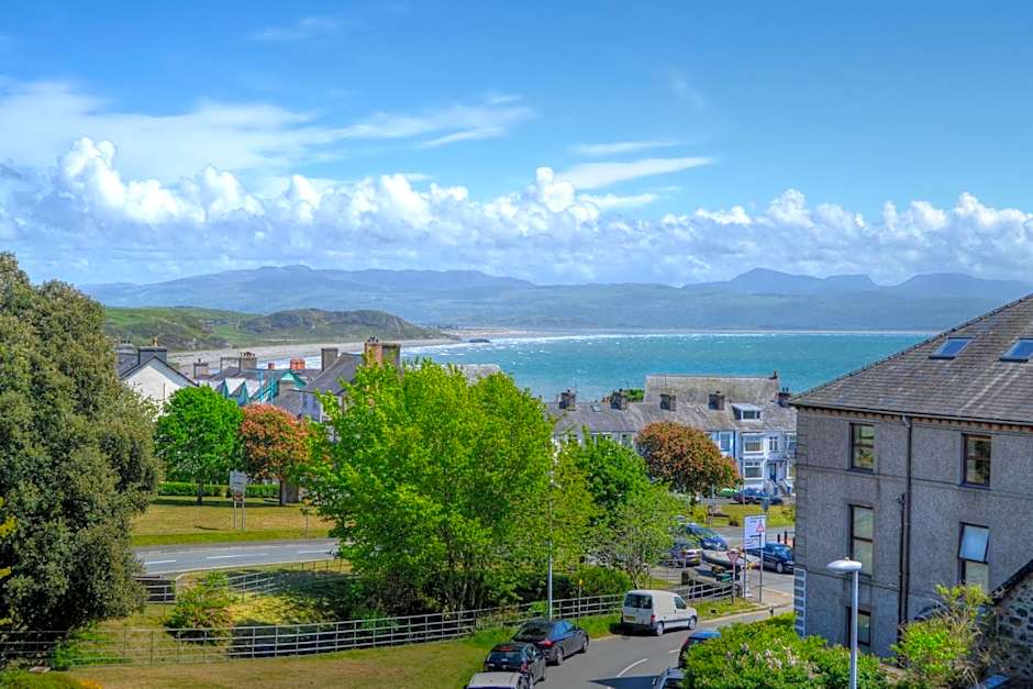 Lion Hotel & Studio Apartments