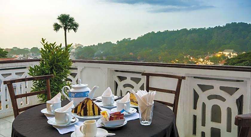 Ceyloni Lake Residency