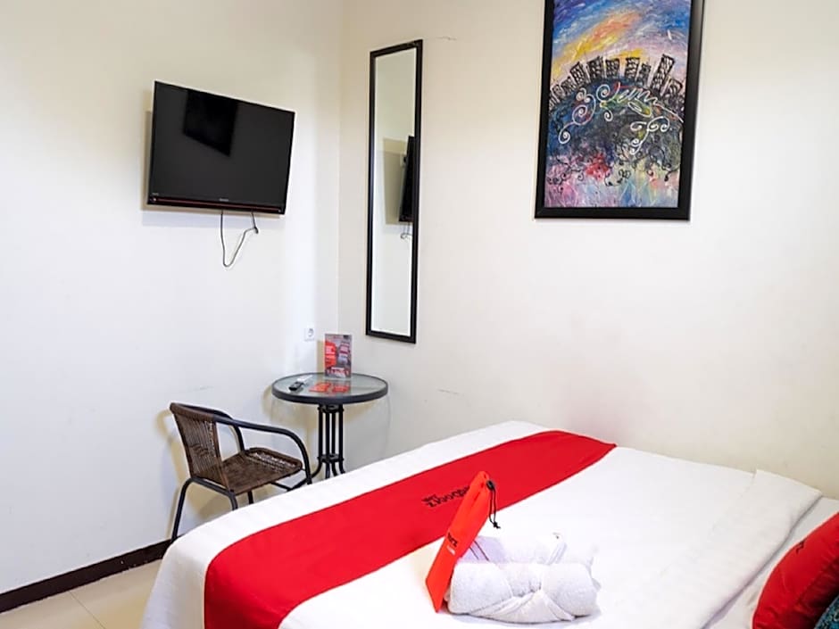 RedDoorz near Setrasari Mall 4