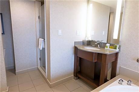 King Room Whirlpool Tub Both Can/Us Fallsview