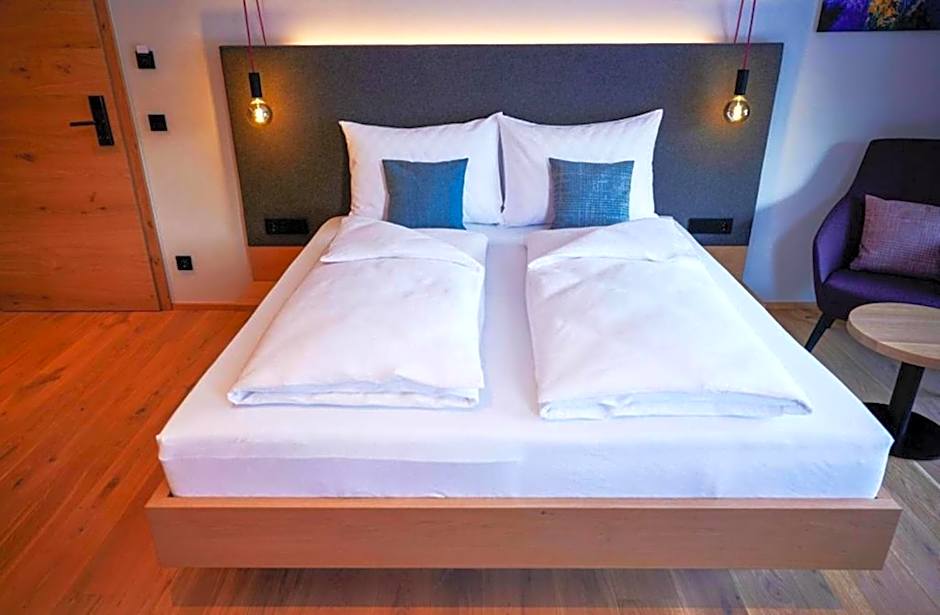Wellness und Brunch Hotel MorgenZeit beheizter Naturteich Genuss Frühstück bis 13 Uhr Hochkönig Sommercard