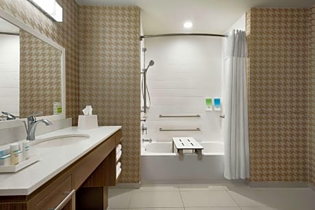 1Queen Accessible Bathtub Suite Nonsmoking