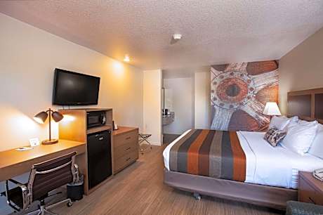 King Room with Balcony - Non-Smoking
