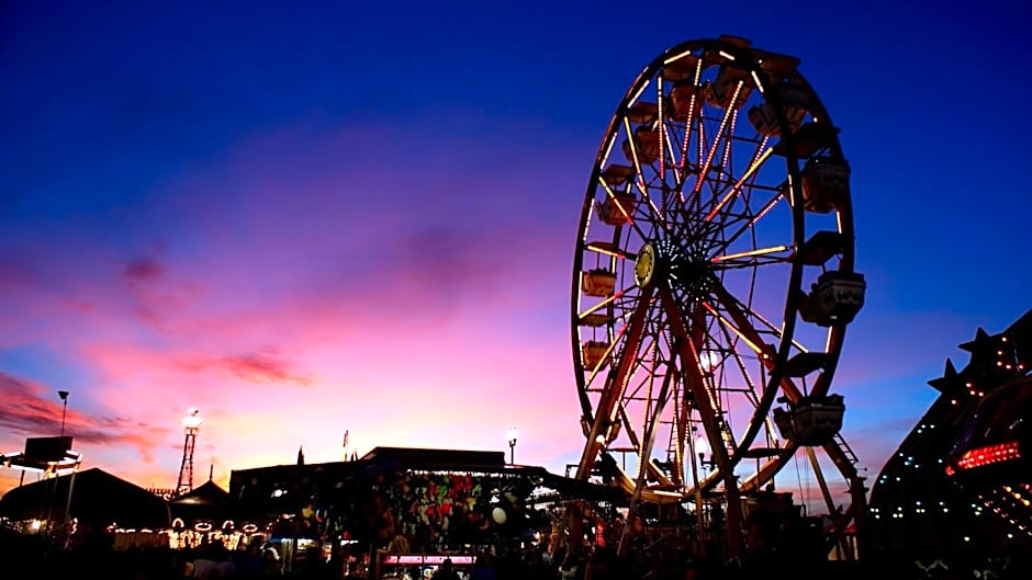 Holiday Inn & Suites Bakersfield by IHG 