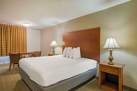 1 King Bed, Nonsmoking