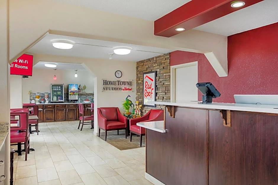 HomeTowne Studios by Red Roof Huntsville - Madison