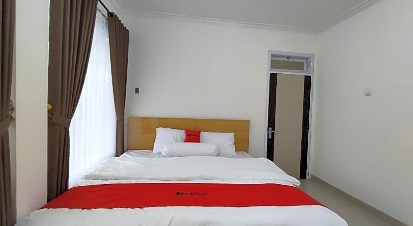 RedDoorz near Rita Super Mall Purwokerto