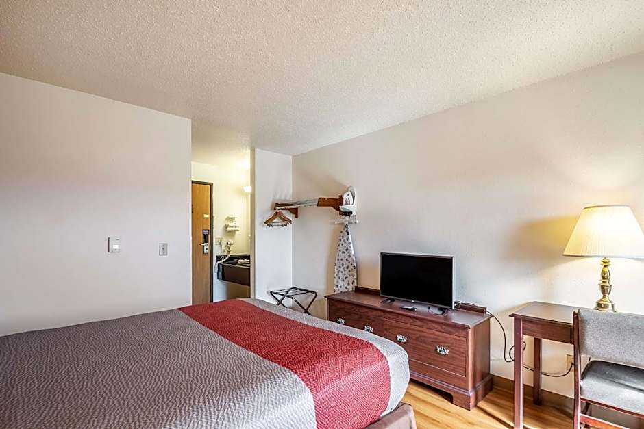 Motel 6-Saukville, WI
