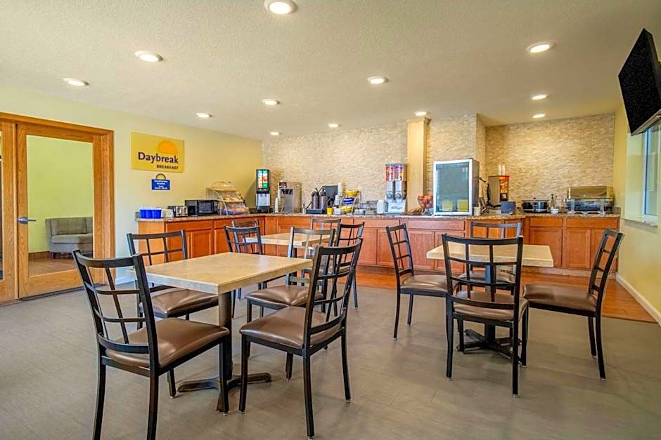 Days Inn by Wyndham Evansdale Waterloo