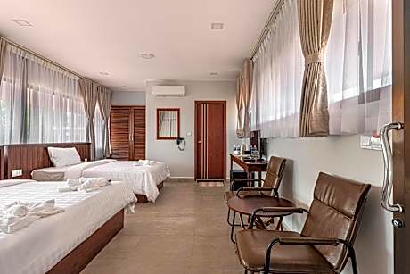 Studio Triple with Pool View first floor