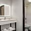 La Quinta Inn & Suites by Wyndham Cleveland Airport West