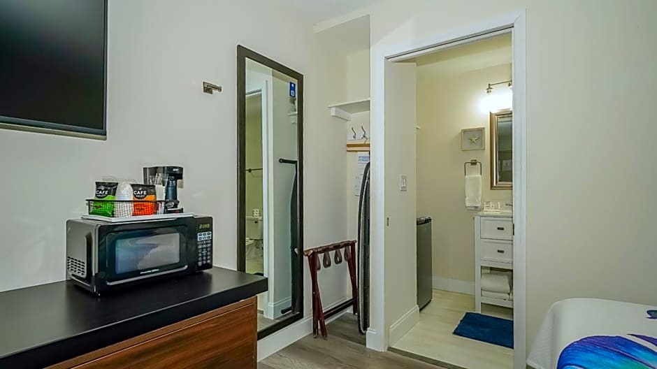 All-New, Private, Huge TV, Heated Pool, Tiki Bar