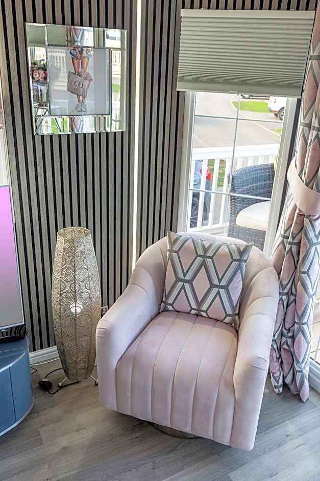 Tattershall VIP Retreat - Hot tub, stunning lakeside views, newly refurbished to an amazing 5 star standard