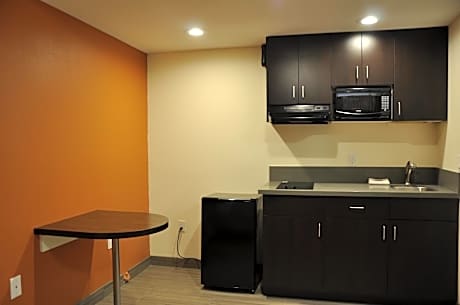 Deluxe 2 Full Bed Suite w / Kitchenette and Bathtub - Non Smoking