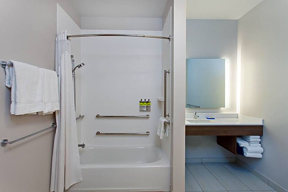 Holiday Inn Express and Suites Moses Lake By IHG