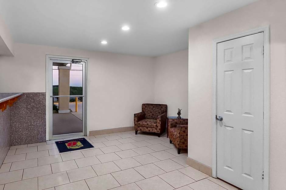 Super 8 by Wyndham Pleasanton