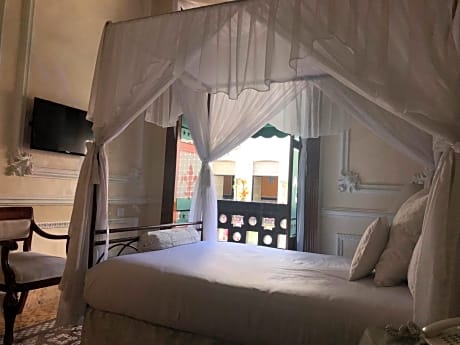 Deluxe Queen Suite