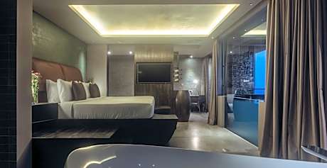 Suite with Private Pool with Free Airport Transfer